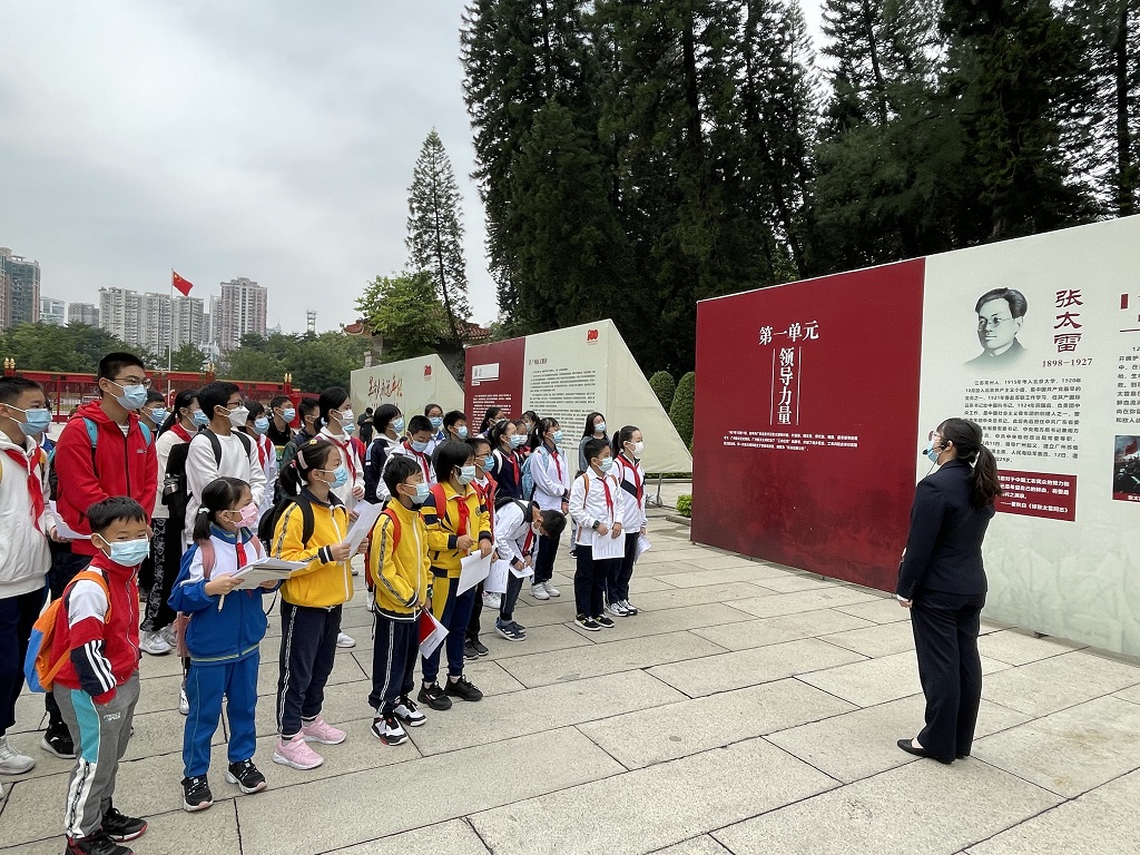 参观主题展览，追寻红色印记 - 副本